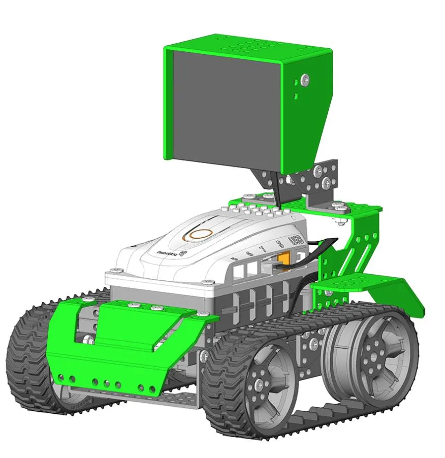 Robot móvil armado con el kit Robobloq Qoopers: chasis con piezas verdes y grises, dos orugas laterales con ruedas, la placa controladora blanca en el centro con sus puertos numerados, y un display gris montado en la parte superior.