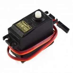 Servomotor SG-5010 de color negro con su brazo blanco encastrado en el eje y los tres cables de conexión (marrón, rojo y naranja) saliendo del cuerpo.
